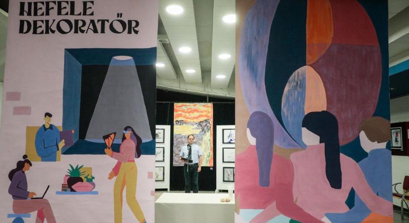 Art dekor a Savaria moziban: a Hefele tárlatnyitóján a pávának angyalszárnya volt