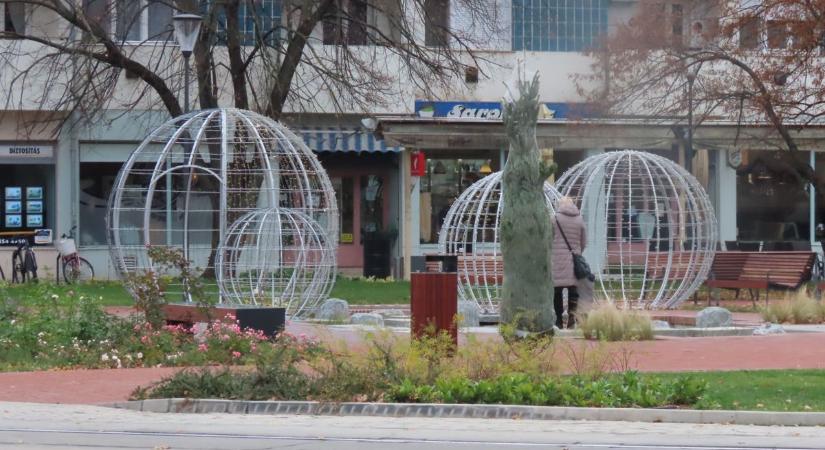 Vásárhelyen már felállították a karácsonyfát, de nem ez az egyetlen látványosság – galériával, videóval