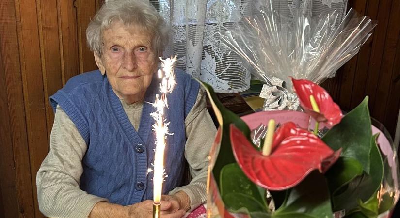 Kilencvenedik születésnap: baromfikat nevel és Új Néplapot olvas a tószegi Rózsi néni