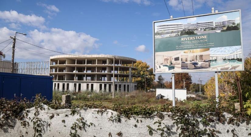 Elárulta a döntést a beruházó, ez történik végül a szolnoki Riverstone Hotellel – galériával