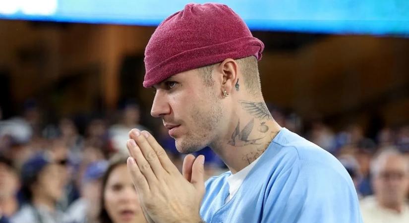Justin Bieber nem tudta tovább tartani, mindenki előtt könnyített magán