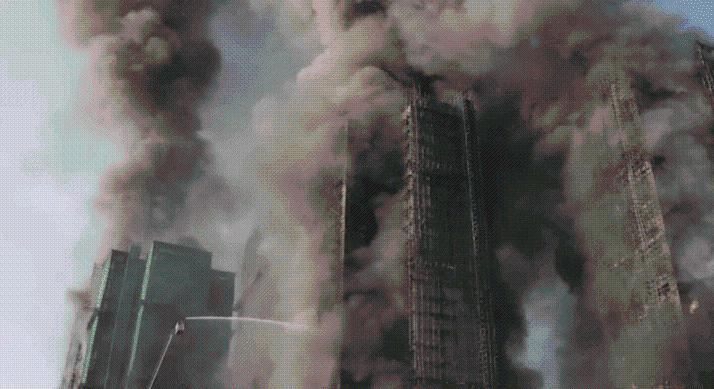 Brutális tűz tört ki egy Hongkongi lakóházban, közel 65 halott, háromszázan eltűntek – A bambuszállványzatnak mi köze a tragédiához?