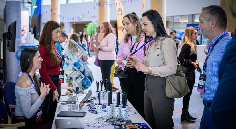 Elfogytak a szakemberek a Hajdúságban? Eltűnnek az informatikusok? A Debreceni Business Festen ez is kiderült – fotókkal