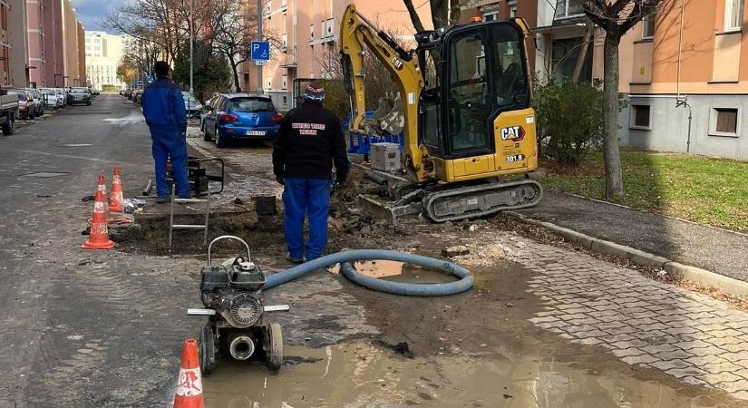 Csőtörés volt a Stadion utcában Győrben