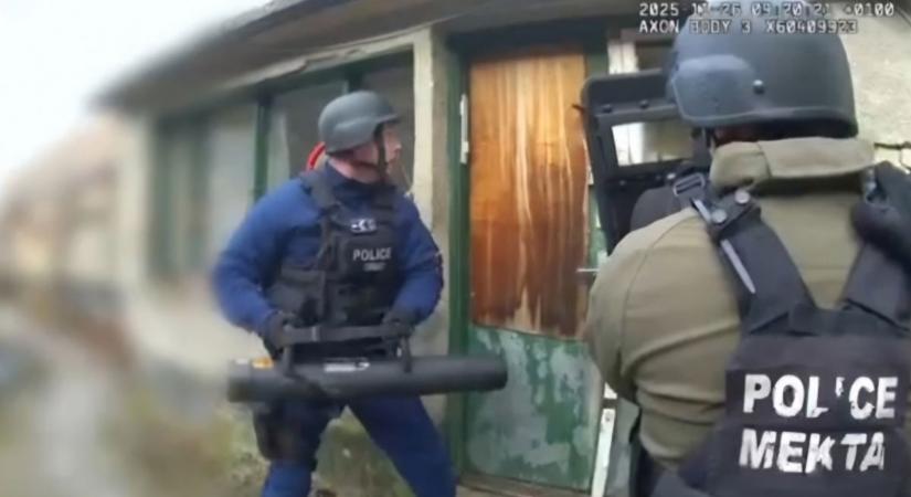 Ajtót tört, fenyegetőzött: puskával ijesztgette szomszédját a 77 éves férfi (videó)