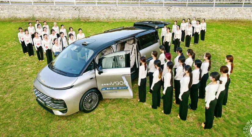 Sok kínai kis helyen is elfér: a Geely Guinness-rekordot döntő kisbuszába egy komplett tánckar is be tudott zsúfolódni – videóval