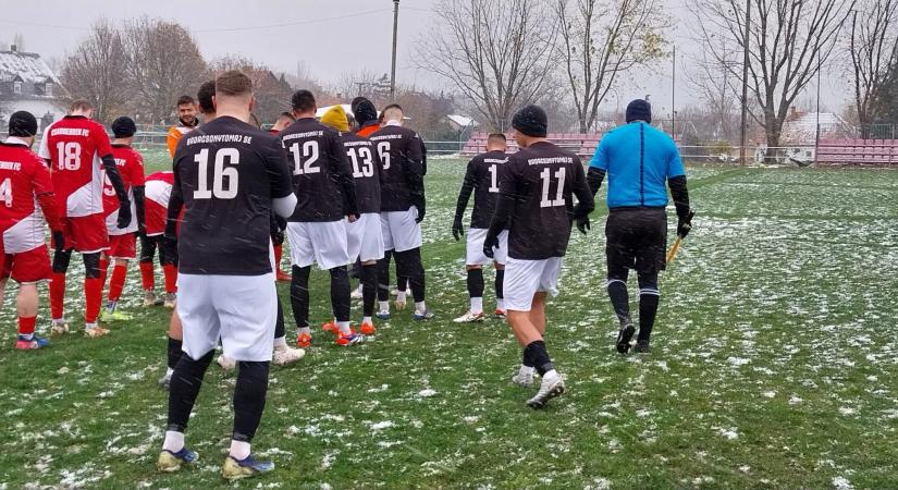 A negyedik percben az ellenfél, míg az ötödikben a saját kapuját vette be az éllovas játékosa