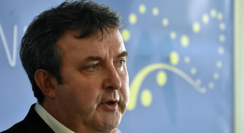 Palkovics felmentette két miniszteri biztosát