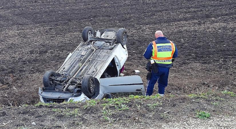 Algyőnél borult fel egy autó, egy bent rekedt embert ki kellett menteni