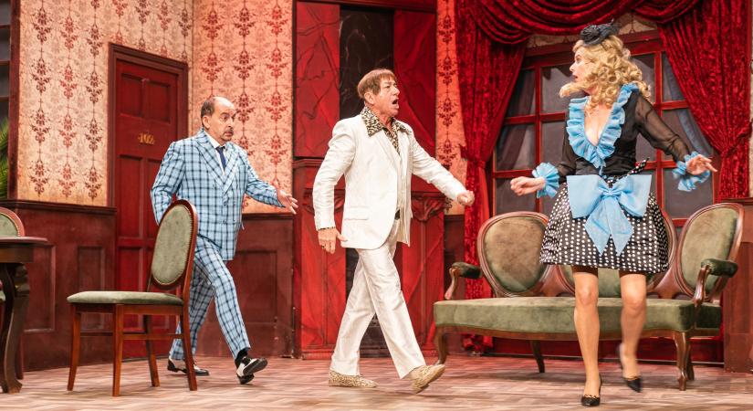 Újra romantika költözik a Szigligeti Színház színpadára: érkezik az Egy csók és más semmi