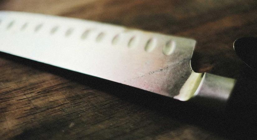 Előzetes letartóztatásban a tízéves lányát megkéselő anya