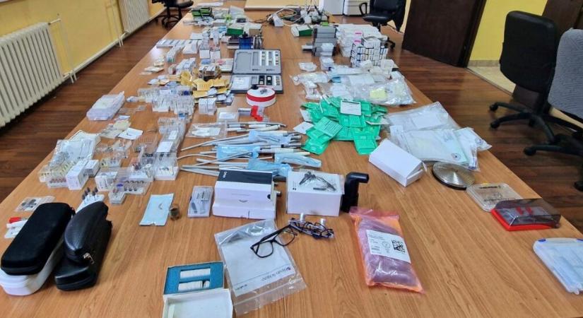 Egy szinte teljes fogorvosi rendelőt akartak átcsempészni a határon Gombosnál (Fotógaléria)