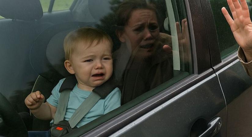 Bezárta a gyereket a kulccsal együtt a kocsiba!