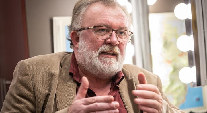 Csuja Imre újraalkotta ikonikus jelenetét az Üvegtigrisból, így kelt életre több mint 20 év után az „Ízirájder, öcsém!”