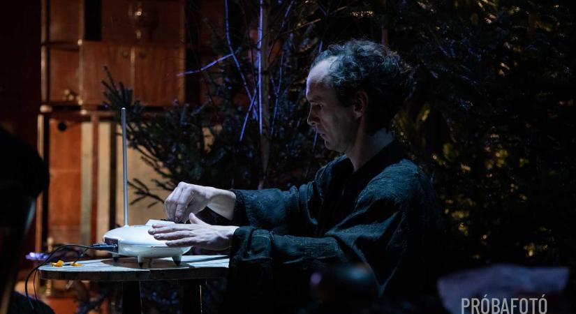 Színházi premier: székely öko-románcot rendezett Sepsiszentgyörgyön Radu Afrim