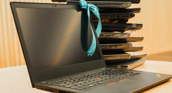 Iskolának adományozott laptopokat a 4iG Alapítvány