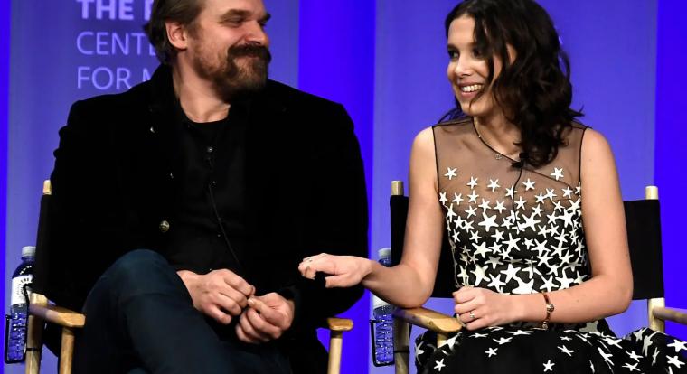 Millie Bobby Brown tisztázta a David Harbour kapcsán felmerült zaklatási vádakat