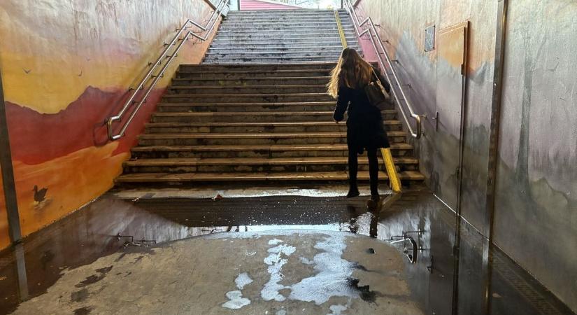 Háborognak az utasok: újra beázott a vasúti aluljáró, pedig évek óta húzódik a probléma