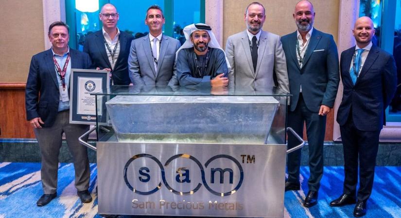 Közel kéttonnás ezüsttömböt öntöttek Dubajban, pedig csak egy évfordulóra kellett