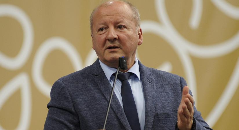 Simicskó István a Vasárnapnak: A brüsszeli elit az európai fiatalokat is belekényszerítené a háborús darálóba