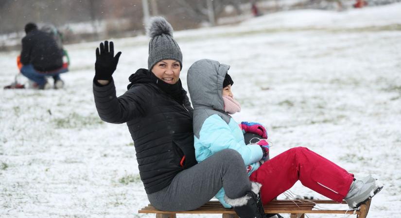 Téli örömök: nem kell a Maldív-szigetekre repülni a luxusért, aranyáron csúszik itthon is a szánkó