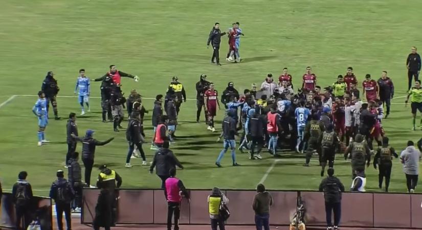 Tömegverekedés, 17 piros lap és könnygáz – rekordgyanús kupameccs végződött botránnyal