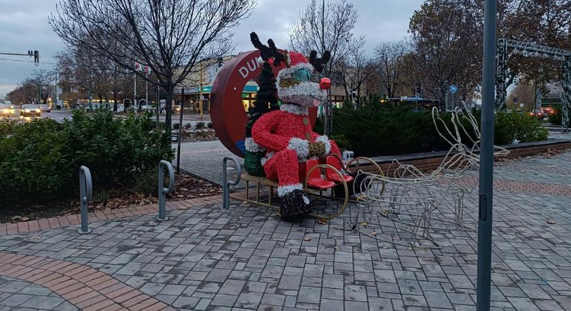 A Városháza tér ünnepi díszbe öltözik, itt tartanak az előkészületek (képgalériával)