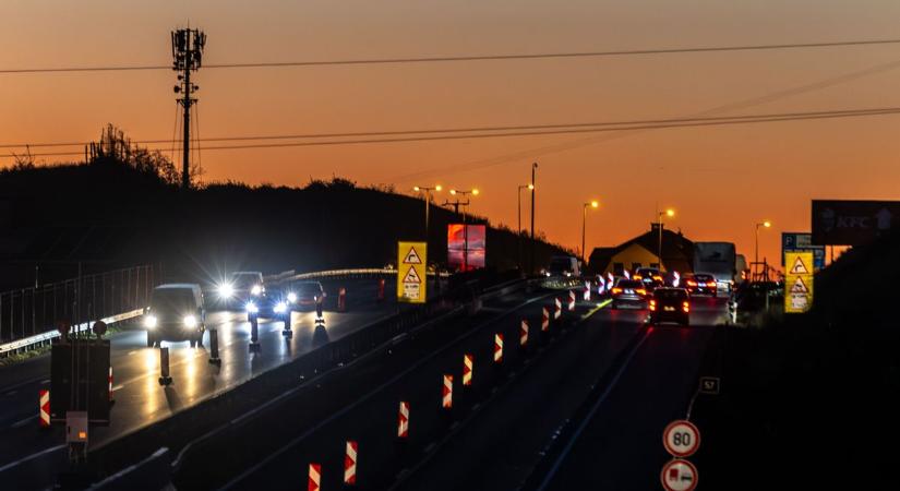 Baleset történt az M1-esen, de más miatt is torlódik a forgalom