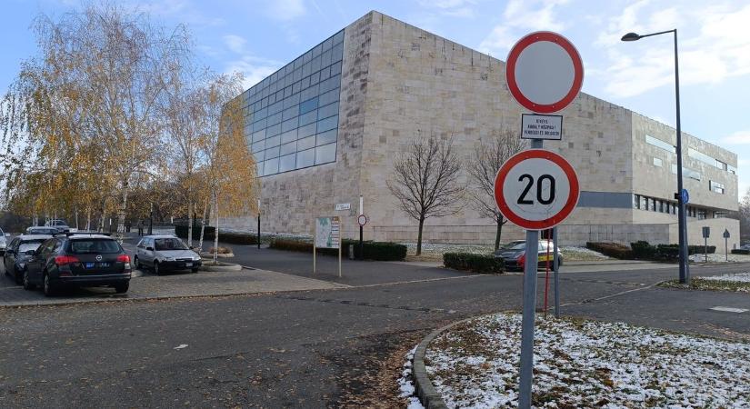 Évek óta ez a szabály Pécsen, mégis sok autós belefut: röpködnek a büntetőpontok és a bírságok