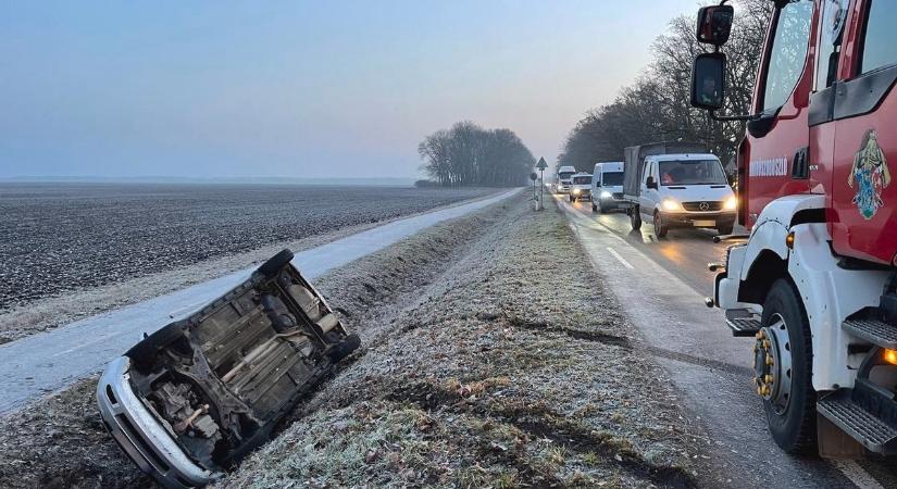 Drámai mentés a Fő utcán: megcsúszott a terepjáró, a tűzoltók rohantak