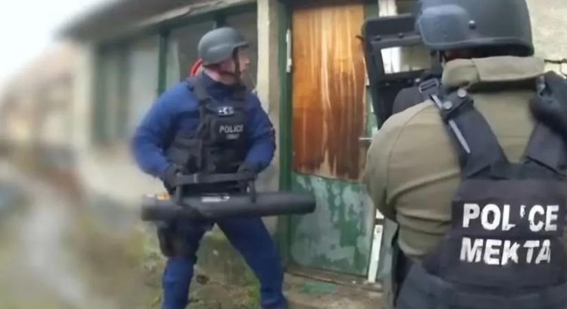 „Add elő a lányod!” – puskával a kézben indult udvarolni az idős férfi (videó)