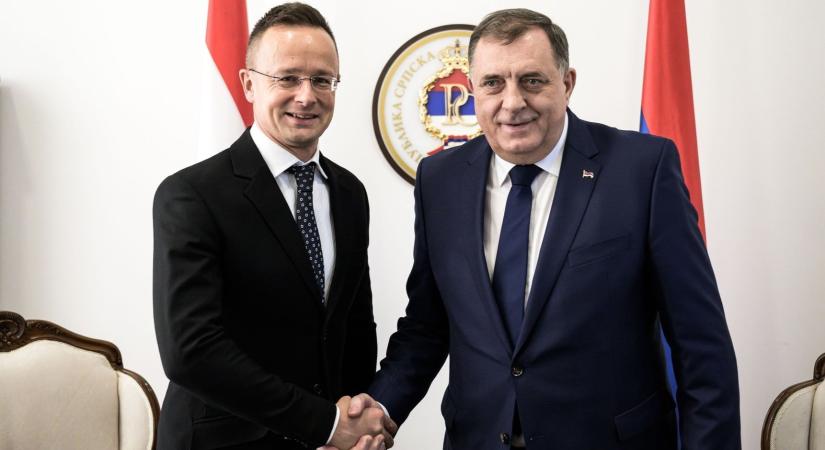 Nem fért fel a magánrepülőre Szijjártó teljes delegációja, ezért kettőt kellett fordulnia a gépnek