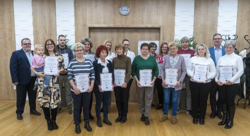 Húsz hevesi ingatlantulajdonos vehette át idén a “Tiszta Virágos Hevesért” címet