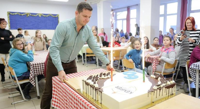 120 szeletes tortát kaptak a 60 éves egri iskola diákjai  fotók és videó