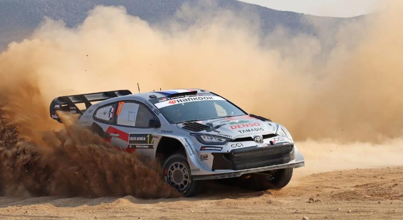 Brutális homok, repkedő kövek, 37 fok és színes, gyors autók – a Szaúd-Arábia Rallyról jelentkezünk