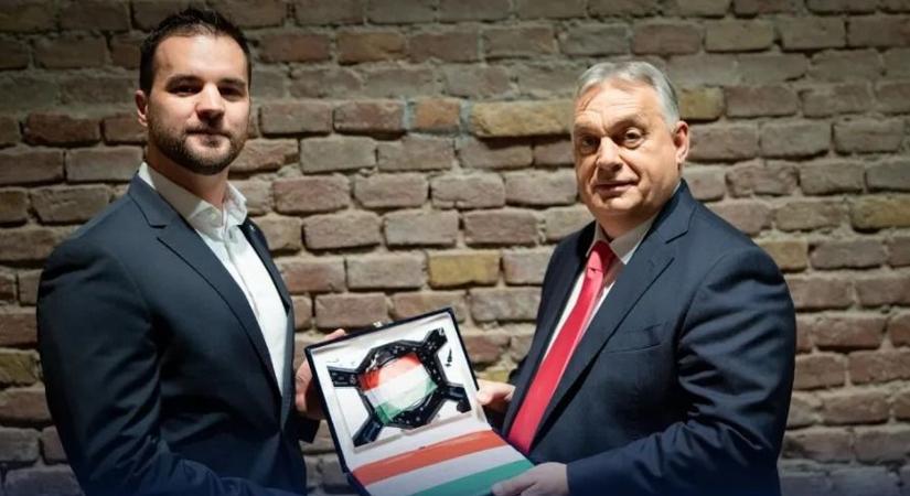 Orbán Viktor bicskával utazna a világűrbe?