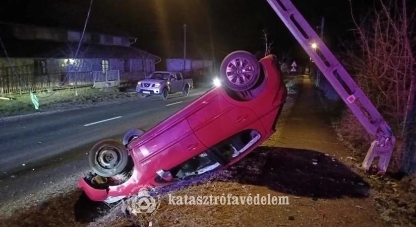 Hihetetlen pozícióban ért talajt a kocsi, miután kivitte a betonoszlopot