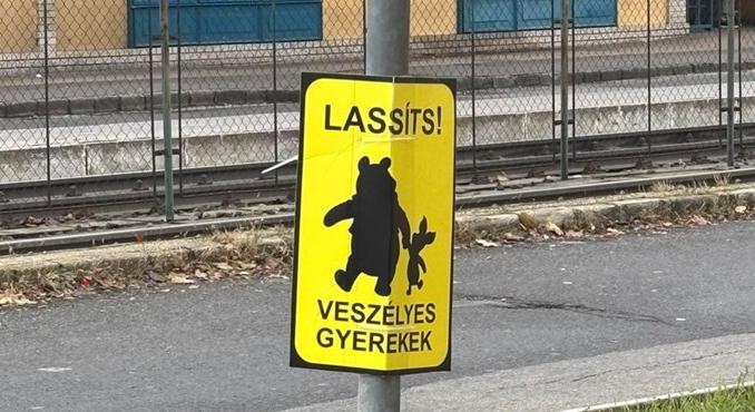 A nap képe: nincsen ennél aranyosabb, fontosabb tábla az iskoláknál