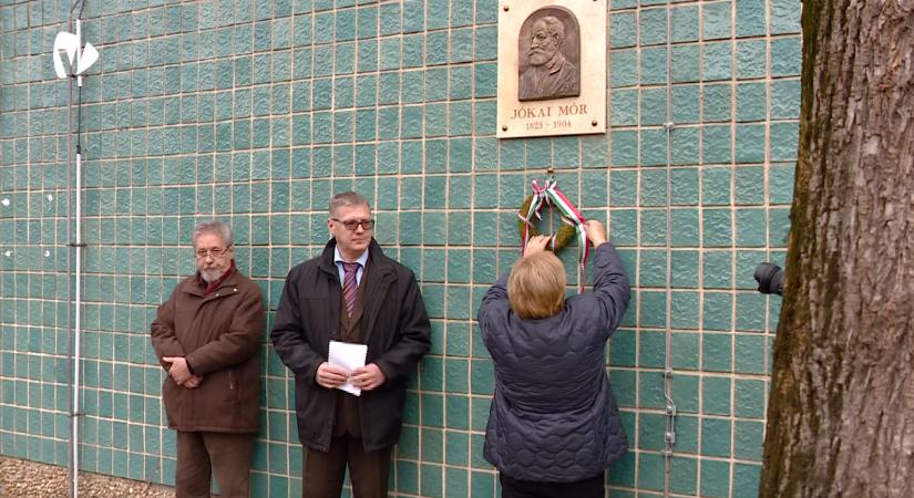 Jókai emléktáblát avattak a Csúcsi Olvasókör épületén