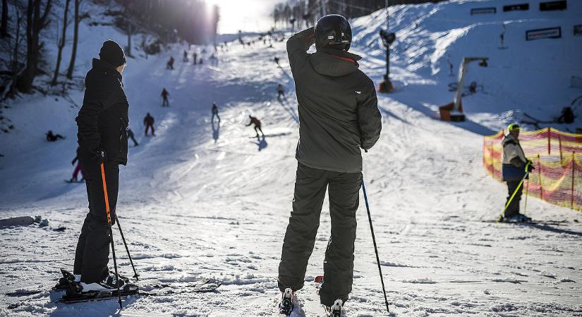 Elő a lécekkel és boardokkal: kezdődik a bakonyi síszezon