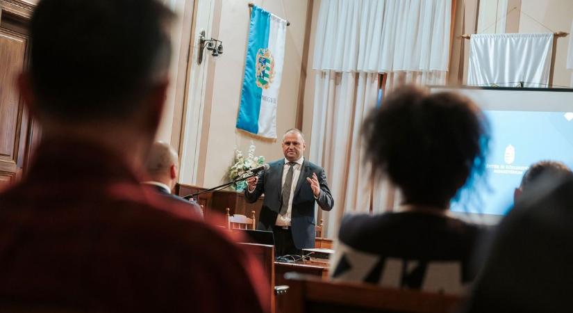 Most mutatták meg először Magyarország új négysávos gyorsfargalmi útját: két régiót kötnek össze vele – itt hasítja majd át a Tiszántúlt