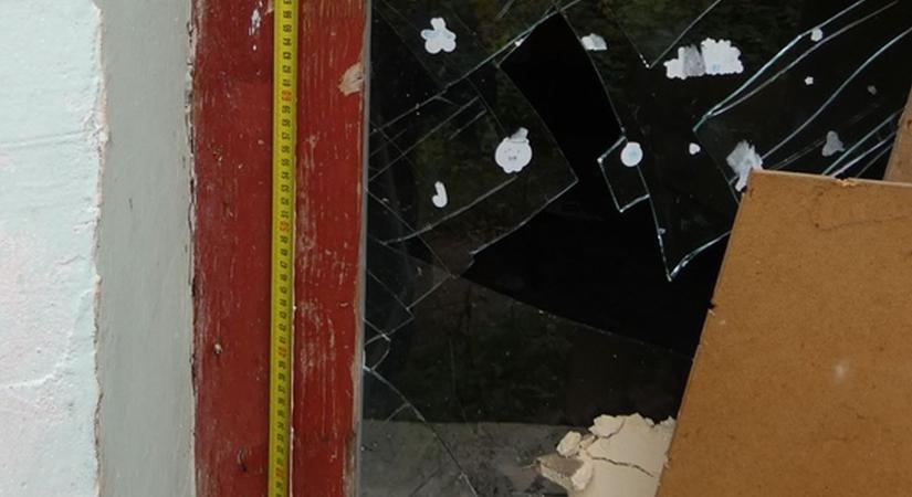 Szinte teljesen kifosztotta a betörő a gyöngyösoroszi házakat