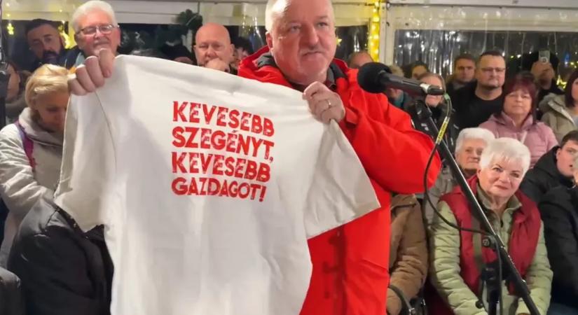 Pólóval és törvényjavaslattal várta az MSZP elnöke Magyar Pétert Edelényben