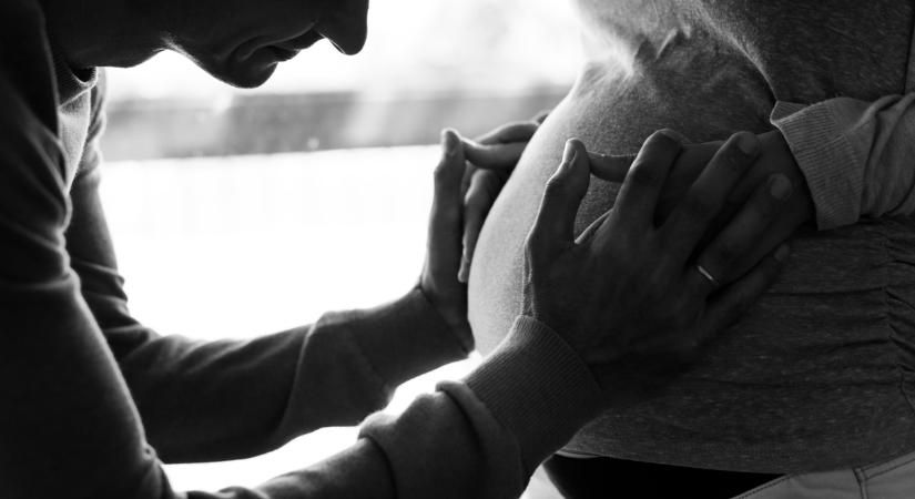 Sokkoló bűntény: terhességet szimulált, majd eljátszotta gyermeke halálát a gátlástalan nő