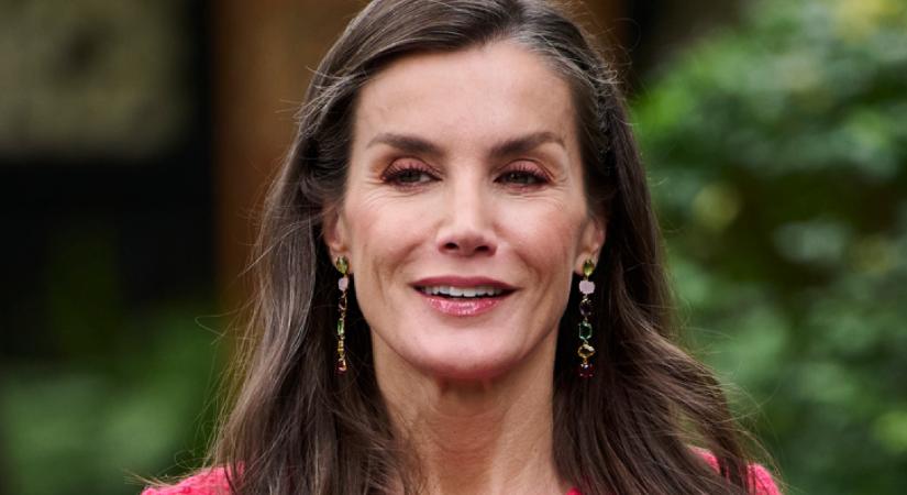 Letícia királyné blúzáért bolondul most mindenki: mesés darab az ünnepi szezonra