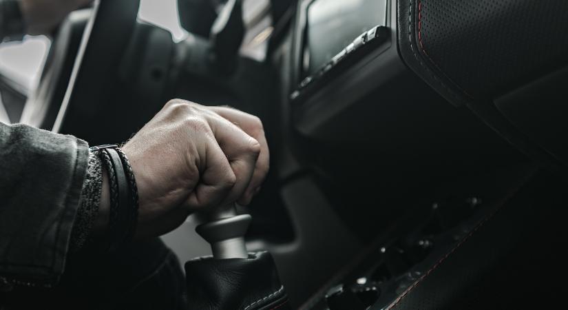 Márpedig a sportautó marad – várandós párja kérésére sem akar megválni tőle