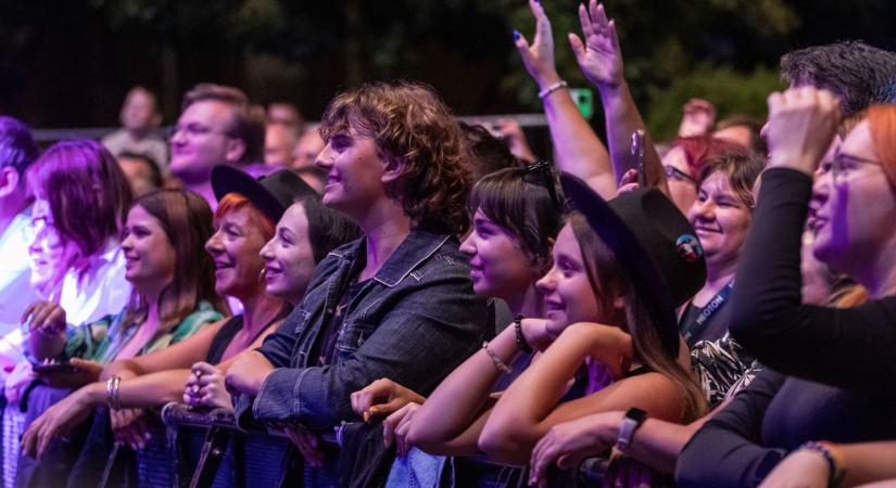 Óriási sztárparádé a Köfém Sportcsarnokban!