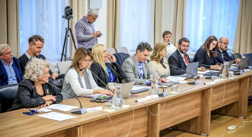 Pluszpénz a hivatal dolgozóinak és helyi adók – ülésezett a szekszárdi közgyűlés (képgaléria)