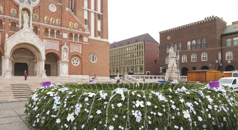 Elkészült! A Dóm téri adventi koszorú csak úgy úszik a díszekben