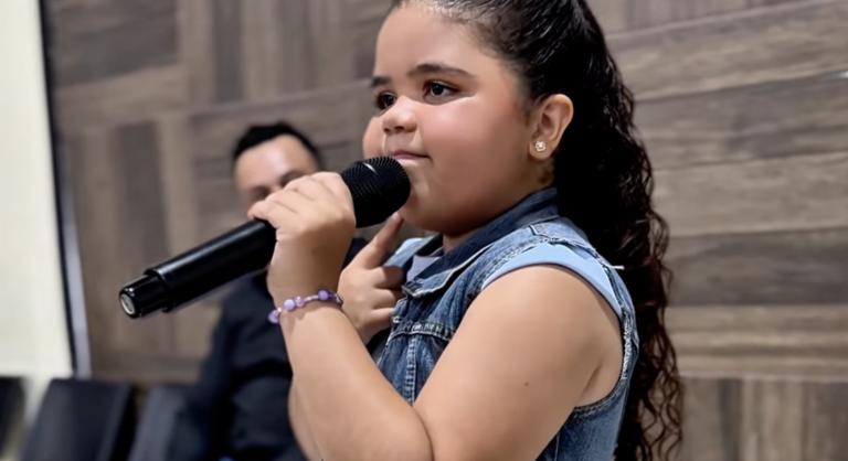 Milliók hallgatják a nyolcéves prédikátort, aki pillanatok alatt vált a közösségi média sztárjává